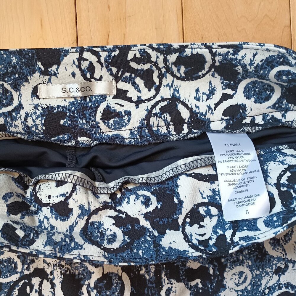 NWOT SC&CO navy, black and white print skort size 8 - Picture 3 of 3